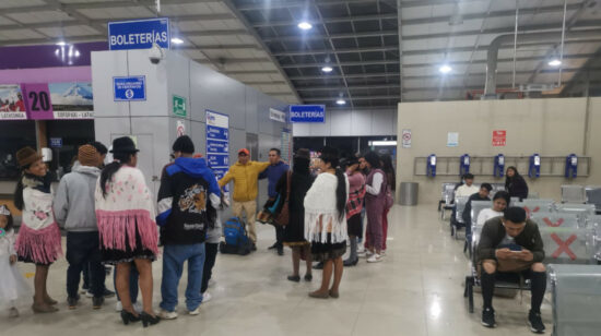 Migrantes ecuatorianos se toman algunas fotos con sus familiares antes de partir, por tierra, hacia Estados Unidos. Foto del 11 de noviembre de 2023.