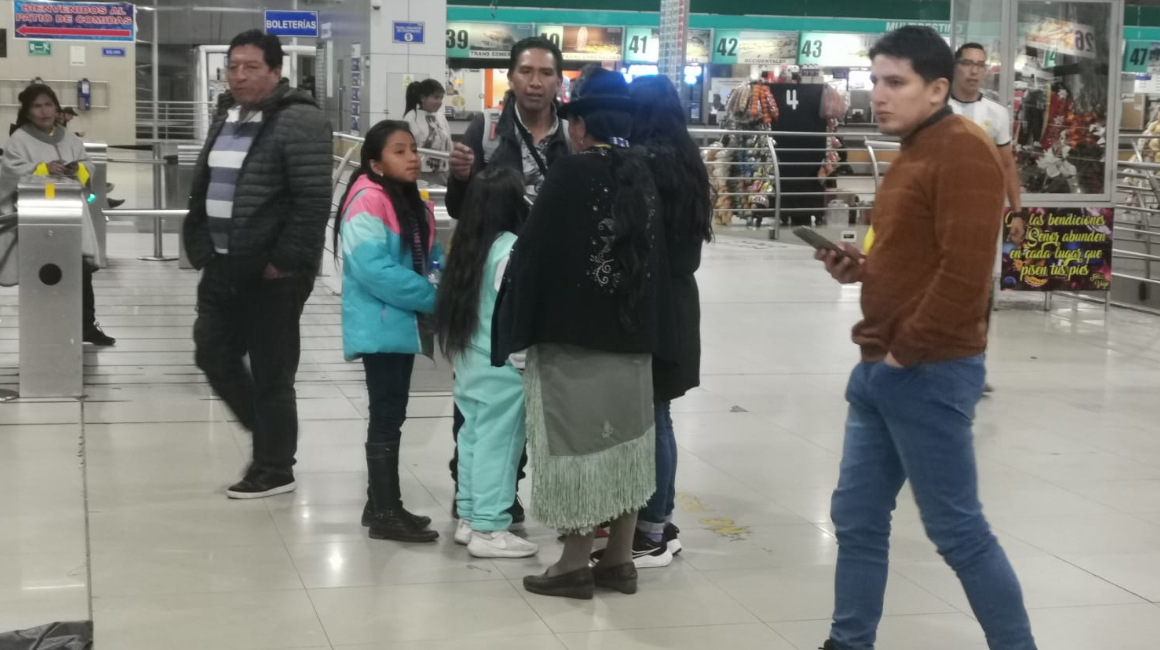 Un migrante se despide de su familia, antes de iniciar una larga travesía terrestre desde el Terminal Quitumbe, en Quito. El 11 de noviembre de 2023.