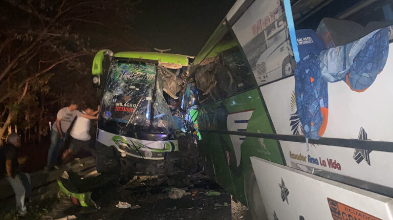 Cuatro fallecidos por choque de buses en vía Durán-Tambo