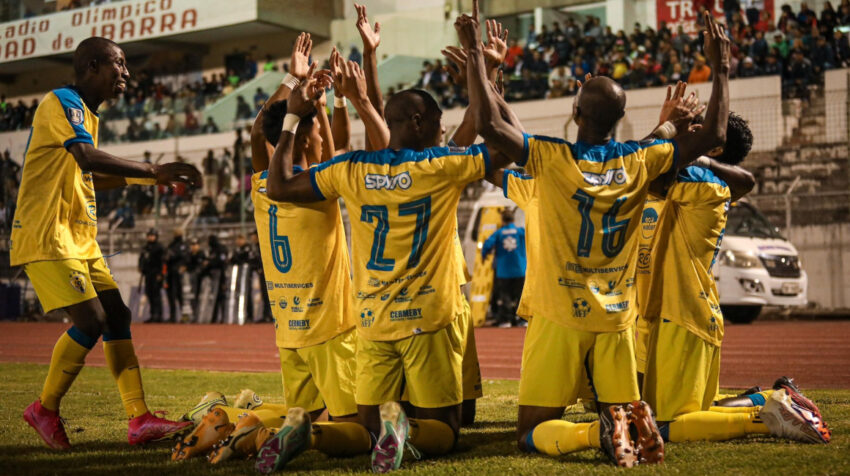 Los jugadores de Leones del Norte celebran el título del Ascenso Nacional.