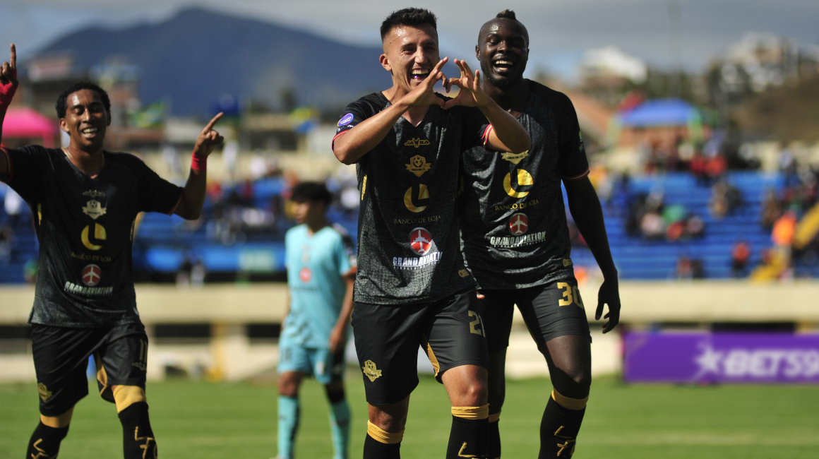 Los jugadores de Libertad festejan uno de los goles en la victoria ante Cumbayá, el 2 de diciembre de 2023.