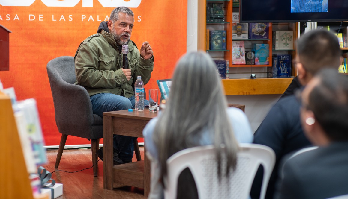 El escritor colombiano Mario Mendoza, en su encuentro con lectores de Ecuador.