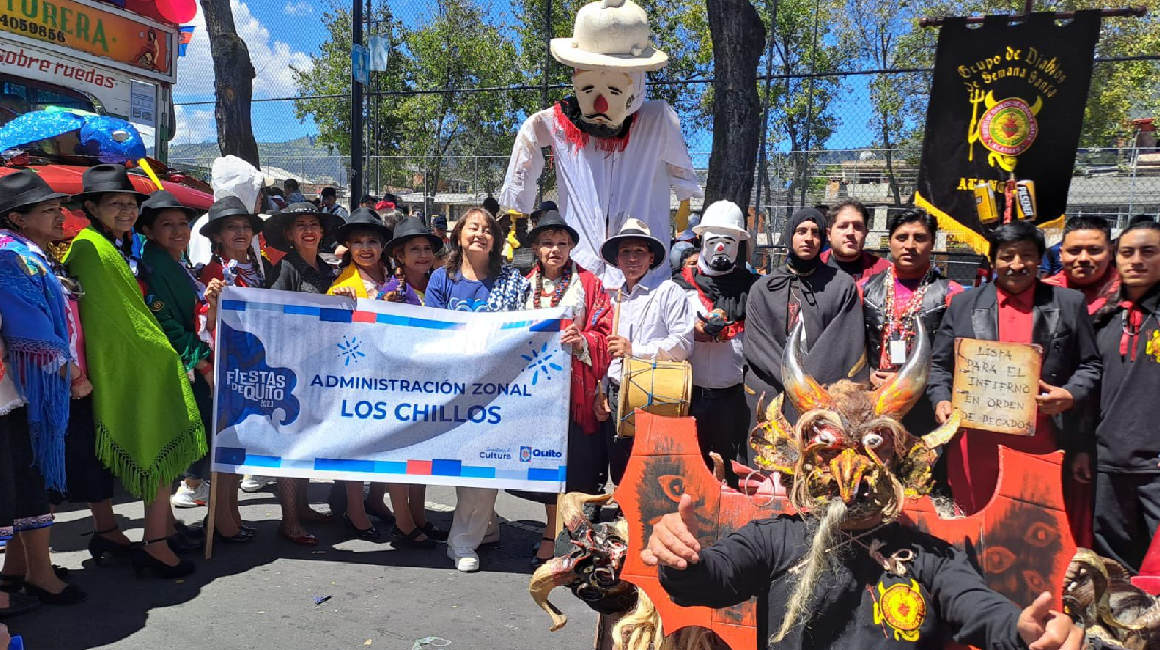 La delegación de Los Chillos posa para una fotografía durante el Desfile de la Confraternidad del Sur, el 3 de diciembre de 2023.