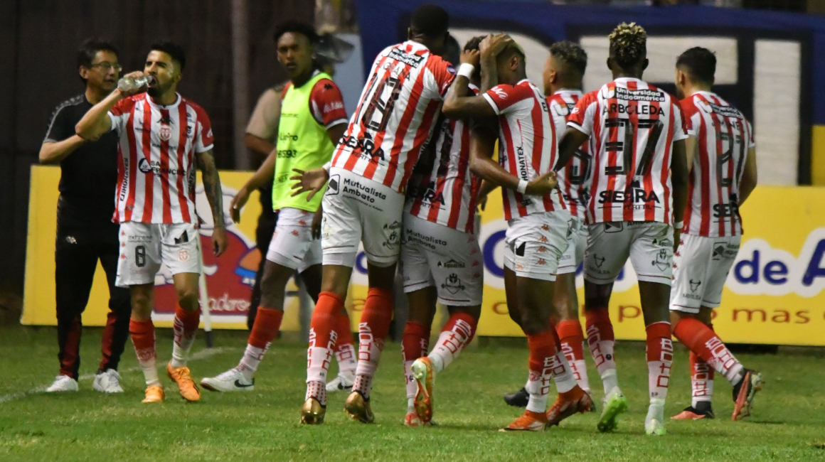 Los jugadores de Técnico Universitario festejan uno de los goles ante Delfín, el 3 de diciembre de 2023.