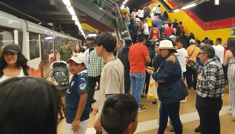 Pasajeros en la estación del Metro en San Francisco.