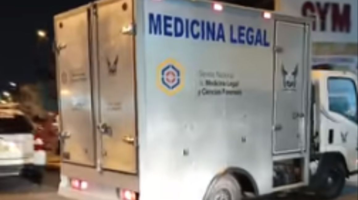 Una ambulancia de Medicina Legal en la Isla Trinitaria, en el sur de Guayaquil, el 4 de diciembre de 2023.