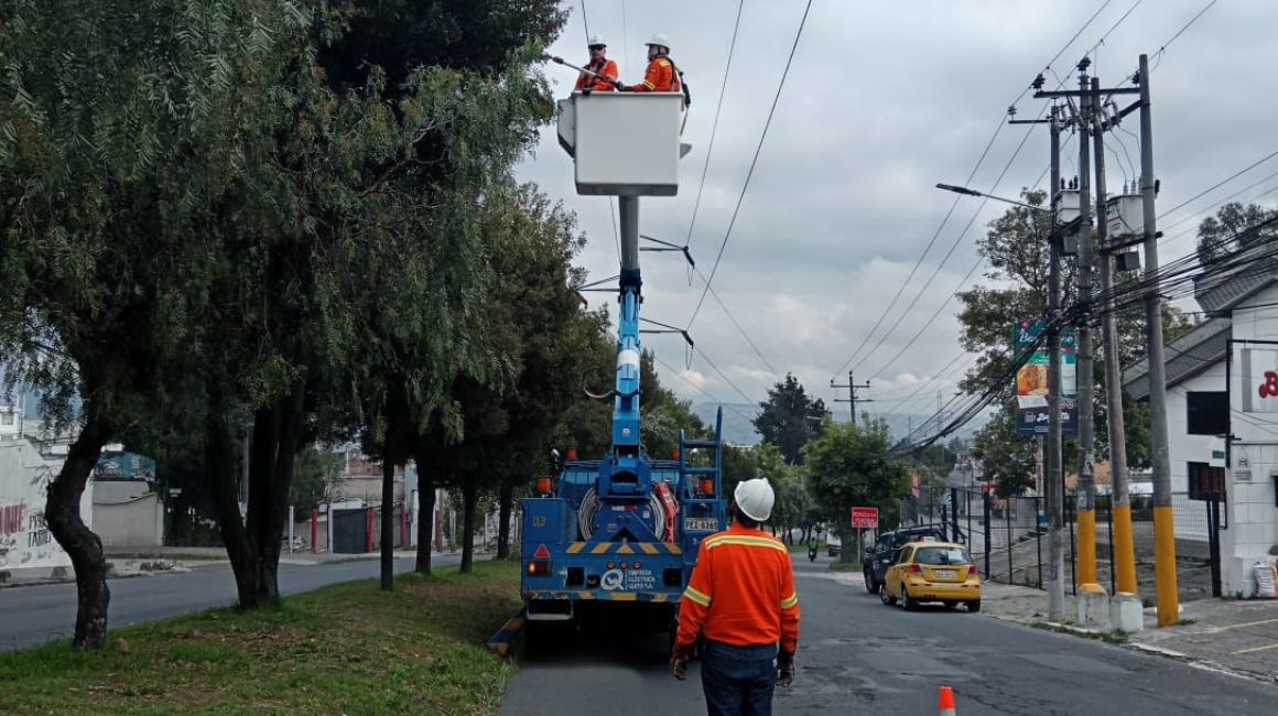 Personal de la Empresa Eléctrica de Quito trabaja en el mantenimiento de líneas eléctricas, el 30 de noviembre de 2023.