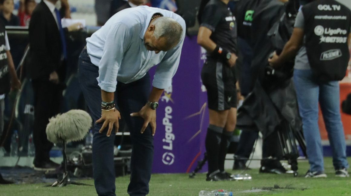 El director técnico Hernán Torres se lamenta luego de un empate entre Emelec y Aucas.