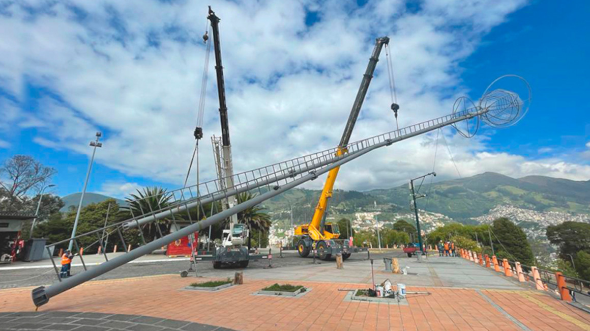 Trabajadores del Municipio de Quito instalan las figuras del pesebre gigante, el 4 de diciembre de 2023.