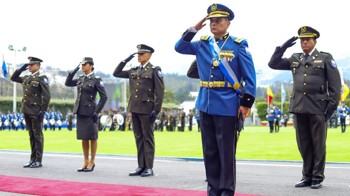 César Zapata (azul), comandante de la Policía Nacional, durante su posesión, el 31 de octubre de 2023.