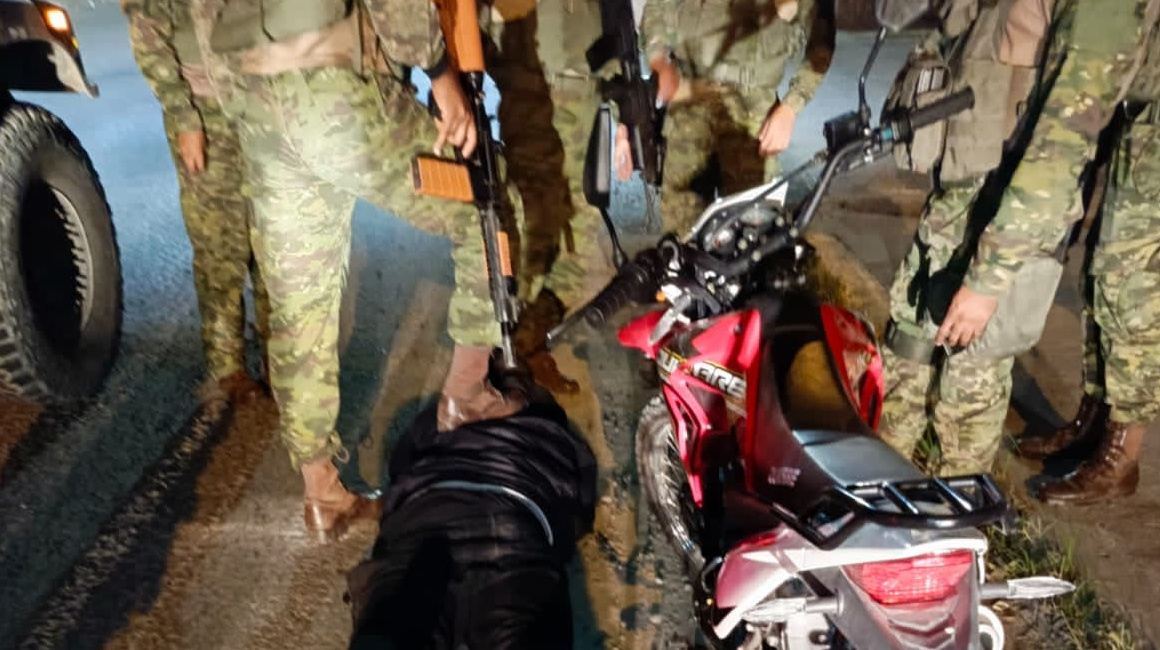 Militares detienen a un sujeto en un operativo en Esmeraldas el 27 de noviembre de 2023.