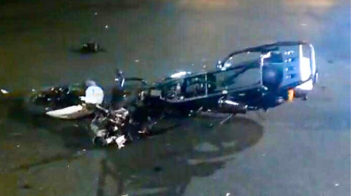 Una moto quedó en la avenida Quito, en Guayaquil, donde ocurrió un accidente de tránsito el 5 de diciembre de 2023.