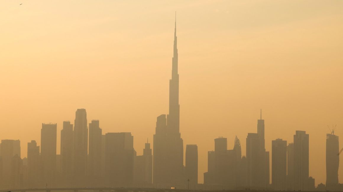 La neblina oscurece el horizonte de Dubái, incluido el Burj Khalifa, el edificio más alto del mundo, el 4 de diciembre de 2023.