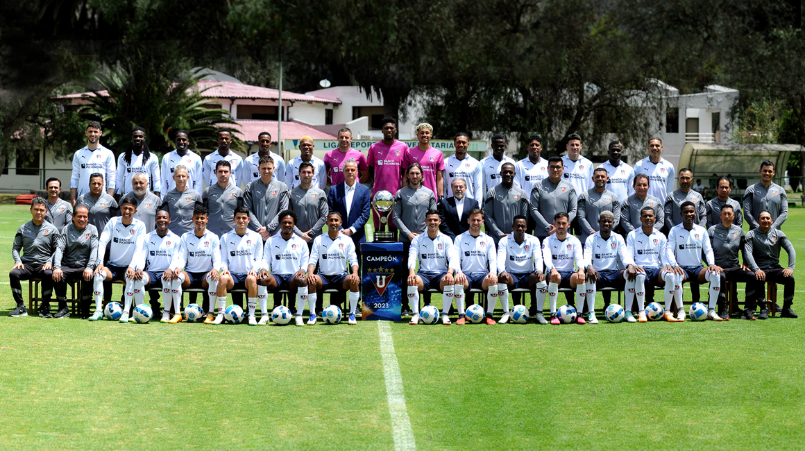 Foto oficial de la plantilla de Liga de Quito junto a la Copa Sudamericana.