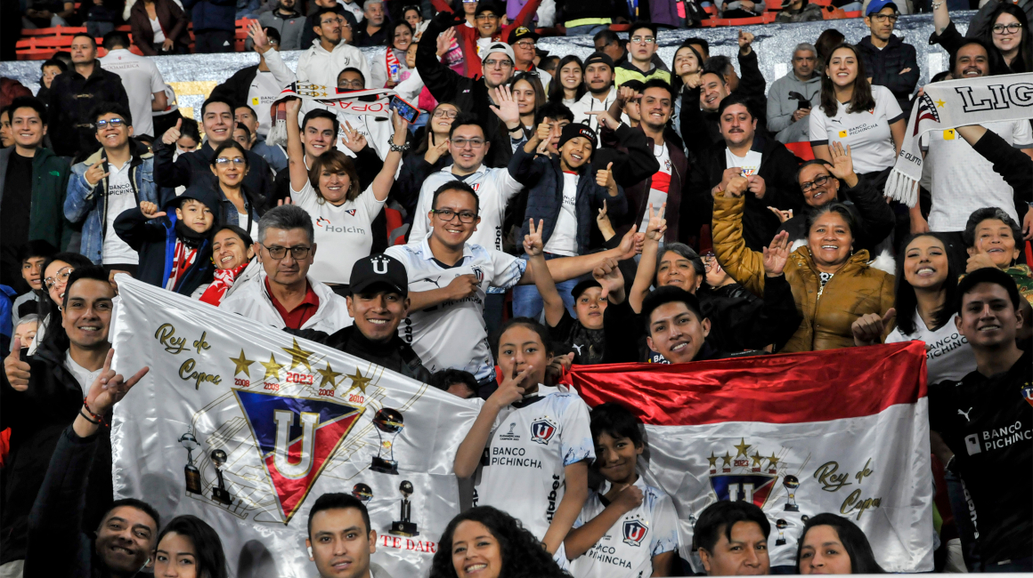 Hinchas de Liga de Quito durante el partido ante Independiente del Valle, el 4 de noviembre de 2023.
