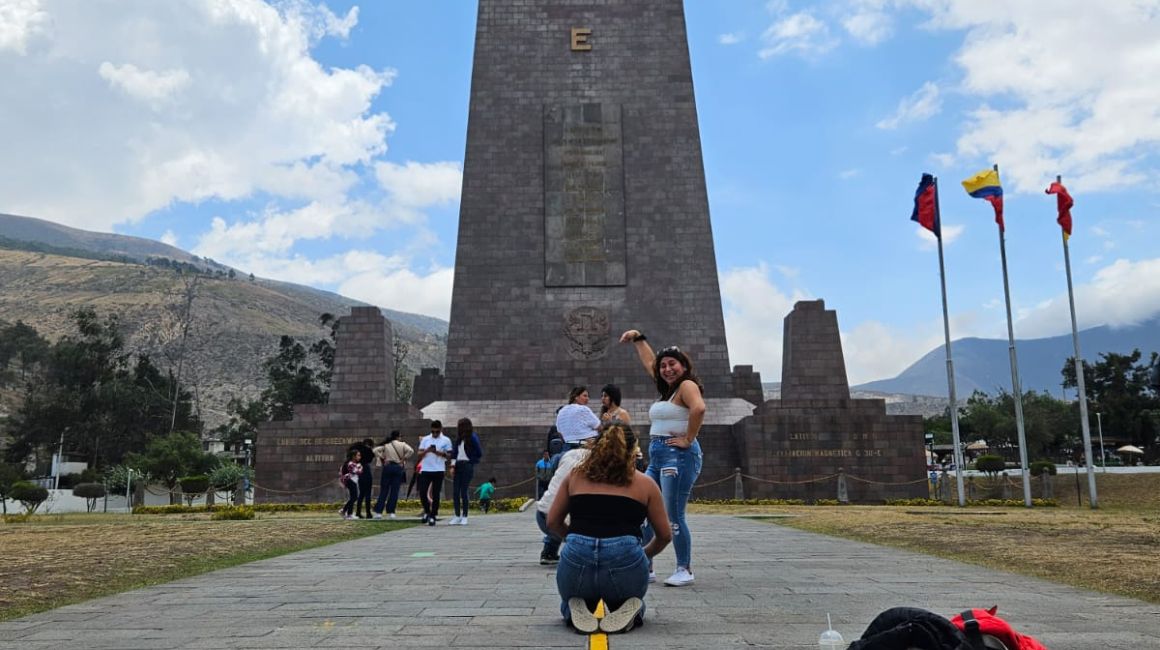 Turistas en el monumento a la 'Mitad del Mundo', uno de los puntos más visitados de la capital de Ecuador.