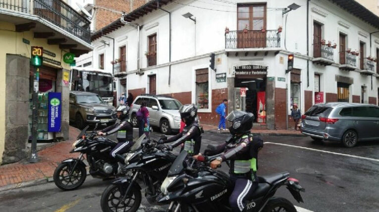 Foto referencial de un cierre vial ejecutado por la AMT en el Centro Histórico de Quito.