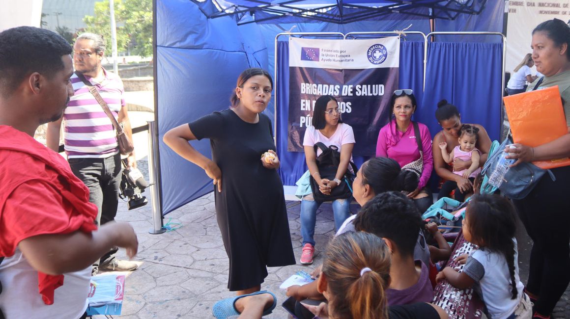 Migrantes varados reciben atención médica, en la ciudad de Tapachula en Chiapas (México), el 5 de diciembre de 2023.