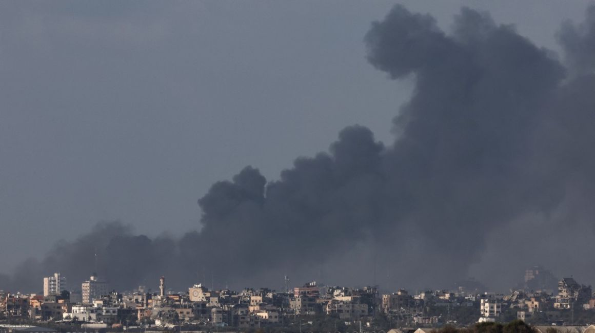 Una fotografía tomada desde el sur de Israel, cerca de la frontera con la Franja de Gaza el 6 de diciembre de 2023, muestra humo ondeando durante el bombardeo israelí en Gaza, el 6 de diciembre de 2023.