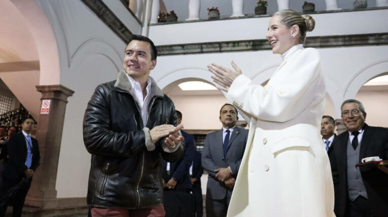 El presidente Daniel Noboa y su esposa, Lavinia Valbonesi, durante la Serenata Quiteña. 5 de diciembre de 2023