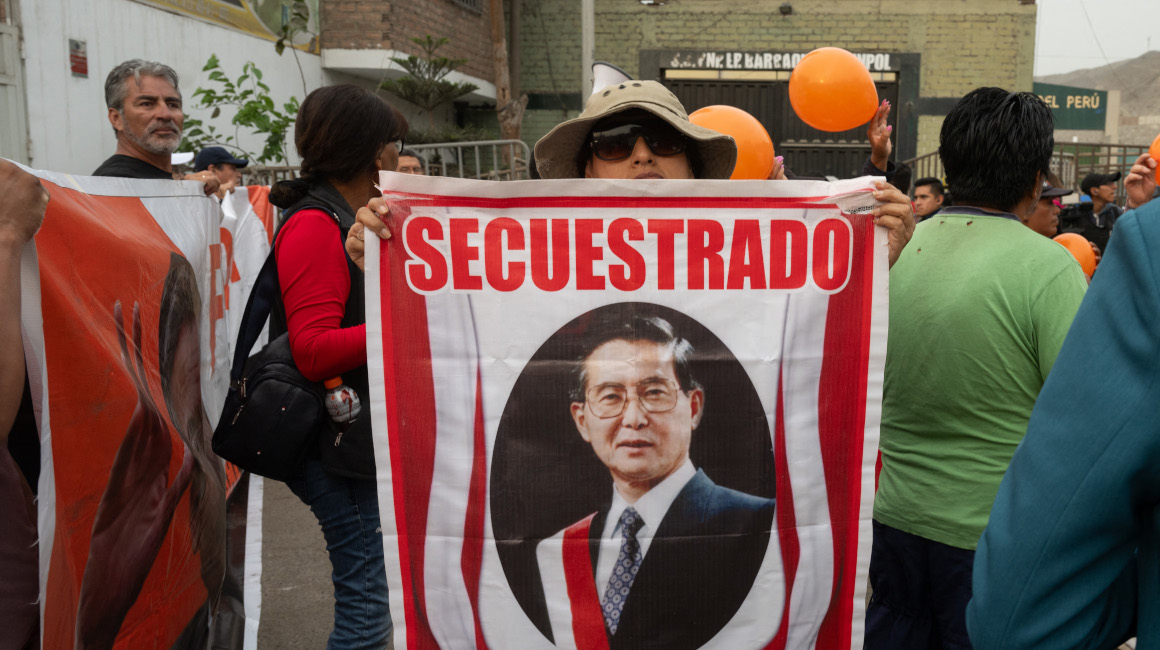 Manifestantes pro Alberto Fujimori esperan su liberación