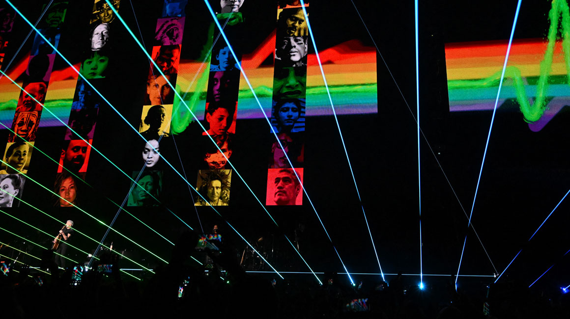 El espectáculo que brinda Roger Waters, ex Pink Floyd, está lleno de luces y visuales de gran calidad.