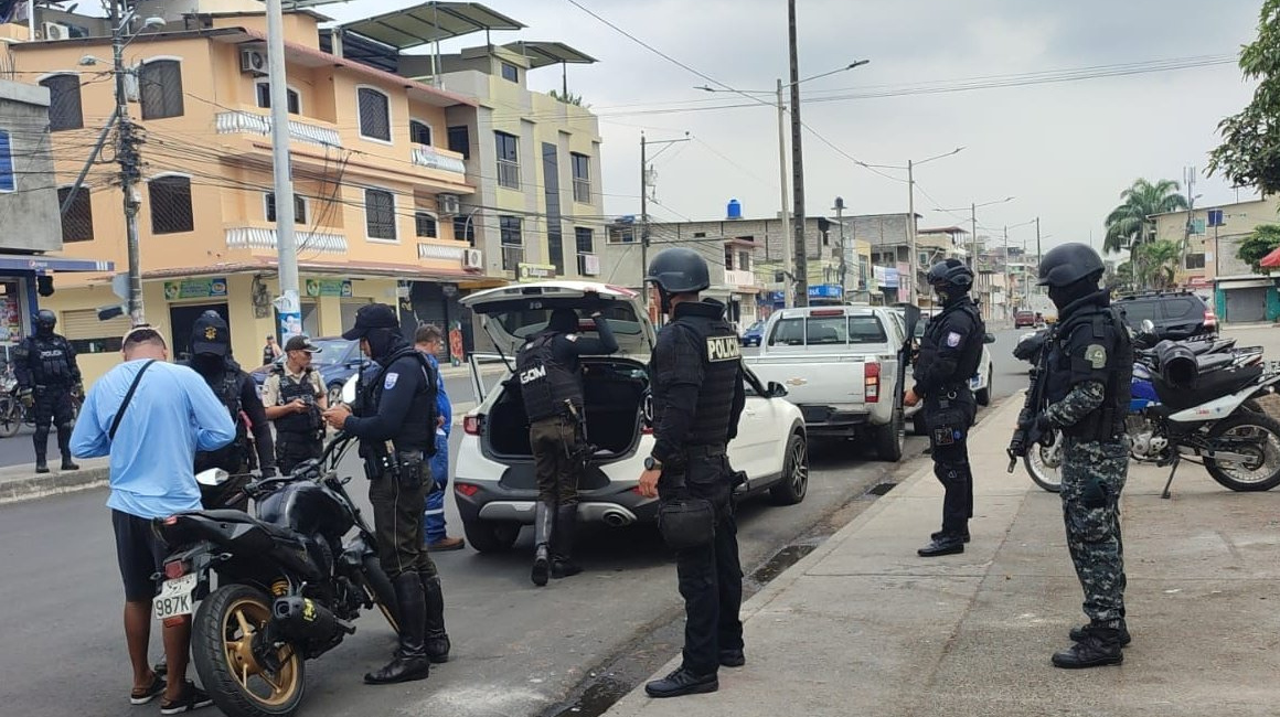 Uniformados en un operativo de seguridad en Guayaquil el 6 de diciembre de 2023.