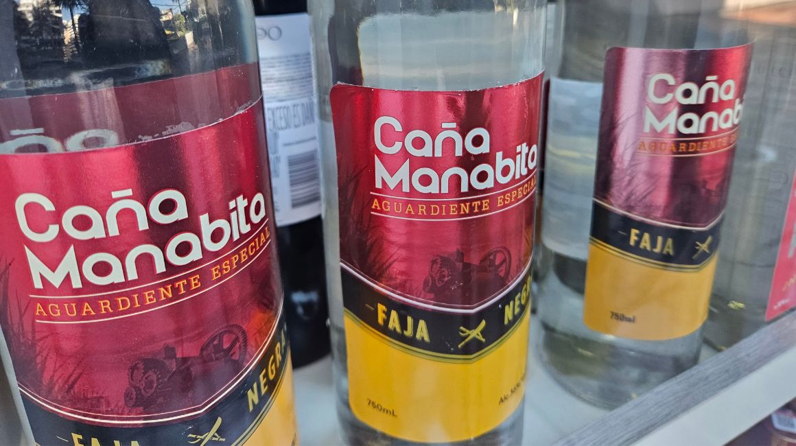 Especialistas recomiendan usar el licor ecuatoriano Caña Manabita Faja Negra para el canelazo.