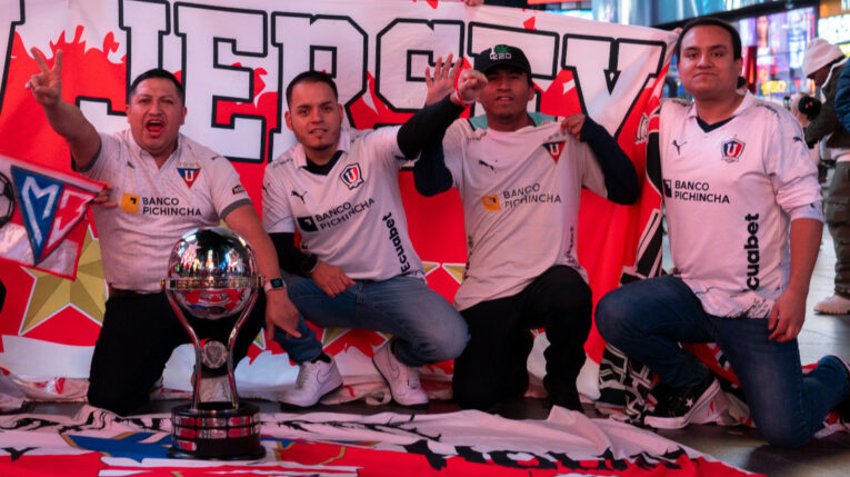 Hinchas de Liga de Quito con la Copa Sudamericana en el Times Square de New York, el 6 de diciembre de 2023.