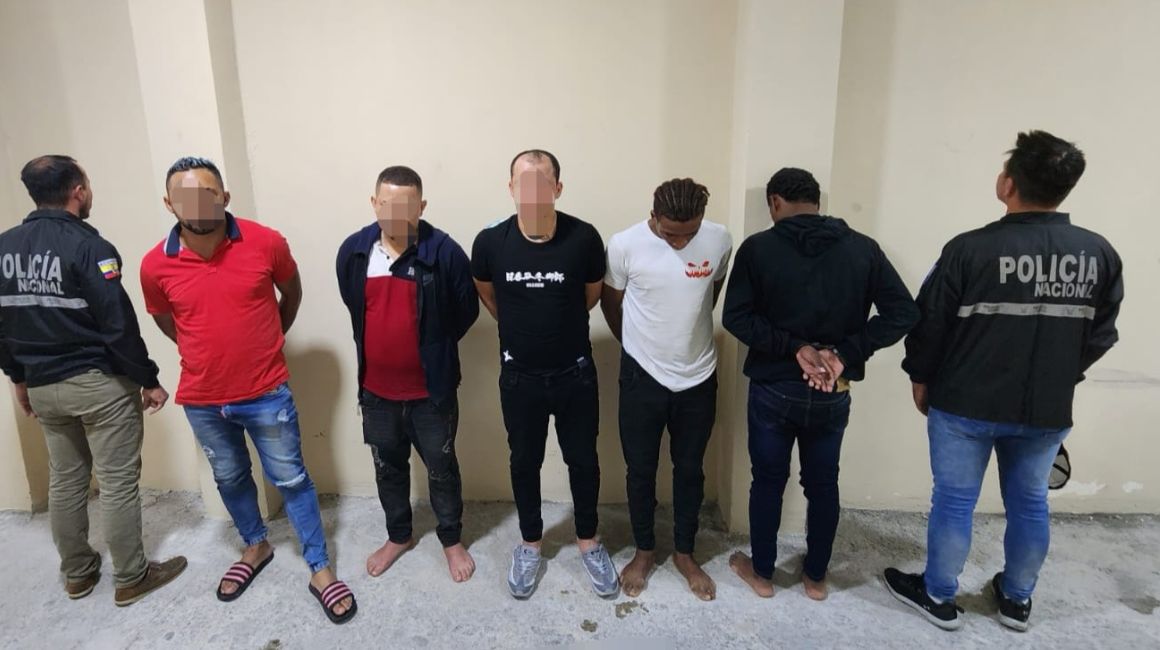La Policía detuvo a cinco sujetos que intentaron asaltar un bus interprovincial en Manabí, el 6 de diciembre de 2023.