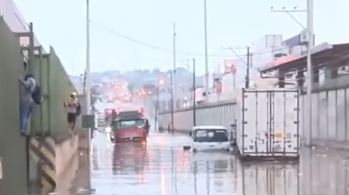 Con el agua hasta la cintura: ciudadanos y autos varados en el norte de Guayaquil