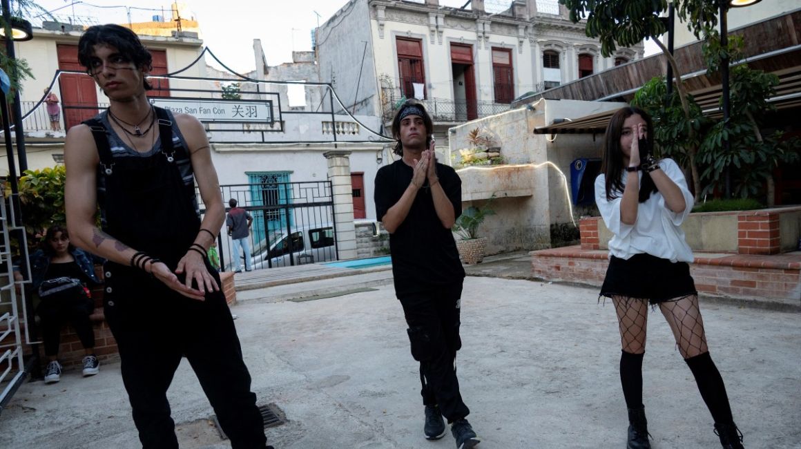 Jóvenes cubanos se unen para practicar coreografías de K-Pop.