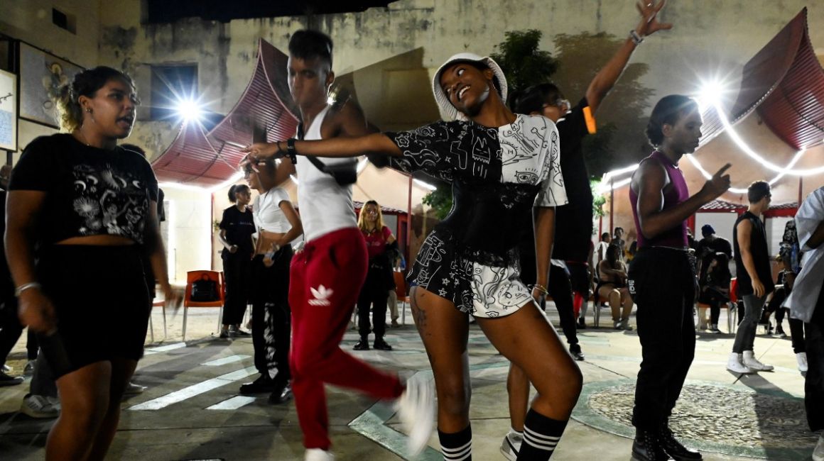 En las calles de La Habana ya no solo se baila salsa, el K-Pop gana terreno.
