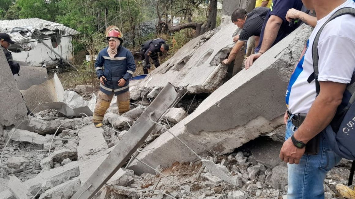 Personal de bomberos en la zona de la explosión en Portovelo, El Oro, el 7 de diciembre de 2023.
