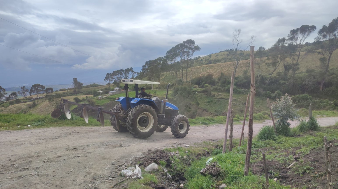 Un tractor circula por las calles en mal de estado de Calipiedra, el 6 de diciembre de 2023.