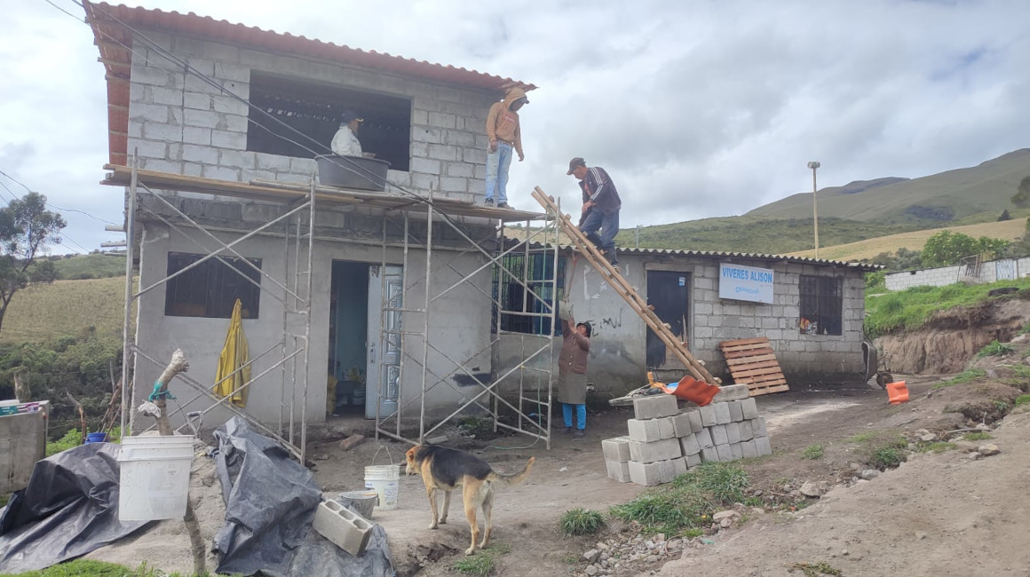 Alicia Gamboy, habitante de Calipiedra, ayuda a su esposo en la construcción de su casa, el 6 de diciembre de 2023.