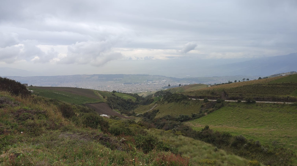 Imagen del sur de Quito, vista desde el barrio Calipiedra, el 6 de diciembre de 2023.