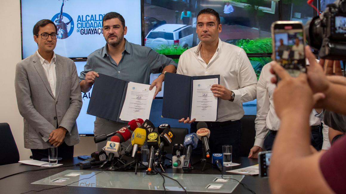 Los alcaldes de Guayaquil, Aquiles Alvarez (d); y de Samborondón, Juan José Yúnez, firmaron un convenio de seguridad el 7 de diciembre de 2023.
