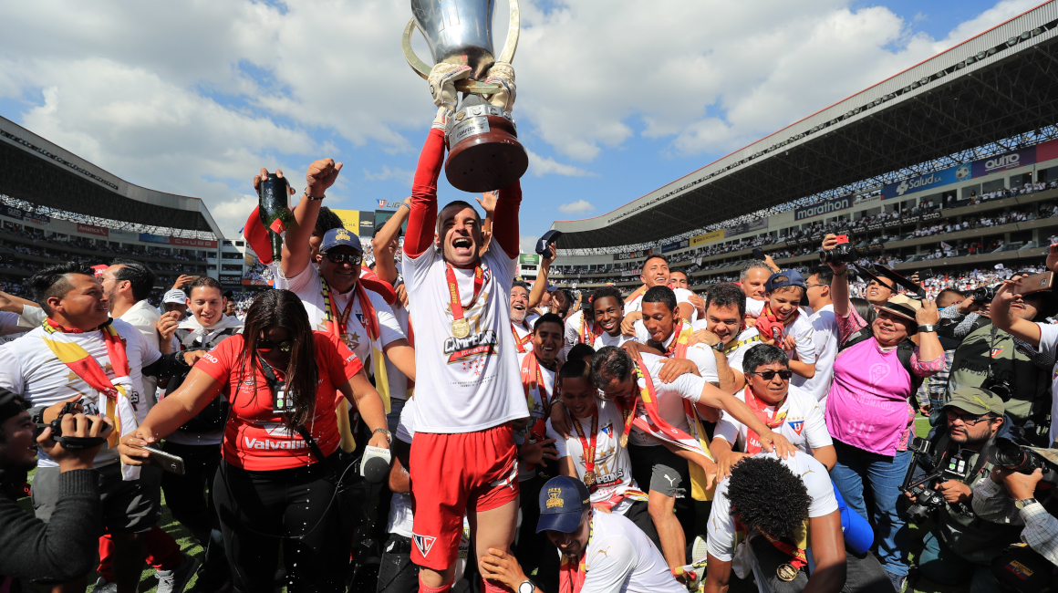 Adrián Gabbarini levanta el trofeo, cuando Liga fue campeón de la Serie A en 2018 en Casa Blanca.