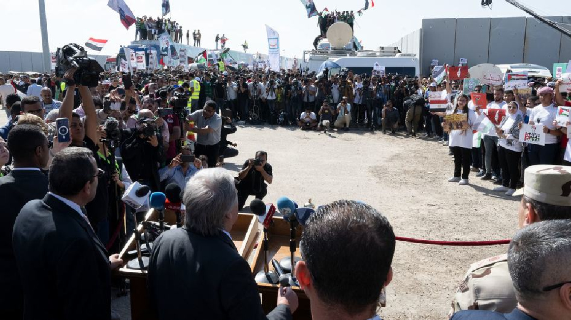 El Secretario General de la ONU, António Guterres (en el centro del podio), se dirige a las personas congregadas en el paso fronterizo de Rafah, en noviembre 2023.
