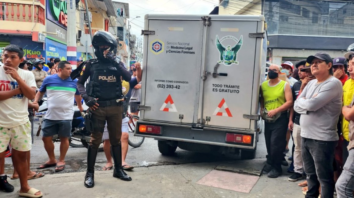 La Policía atiende un caso de sicariato en un centro comercial municipal en el cantón La Libertad, provincia Santa Elena, el 25 de noviembre de 2023.