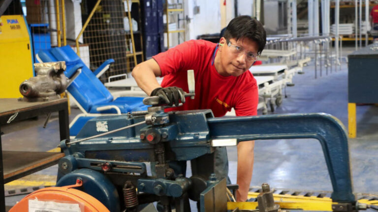 Un 7% de empresas en Ecuador analiza reducir la jornada laboral, según una encuesta