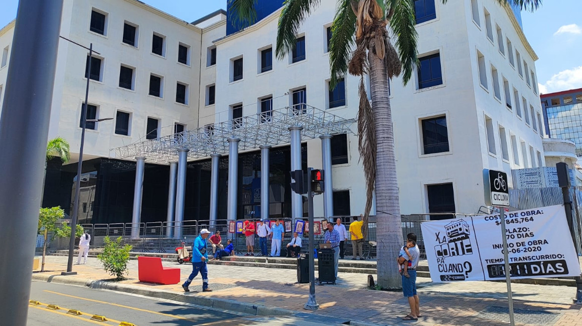 El colectivo '¿Y la corte pa' cuándo?' realiza plantones todos los miércoles, en lo exteriores del Palacio de Justicia de Portoviejo.
