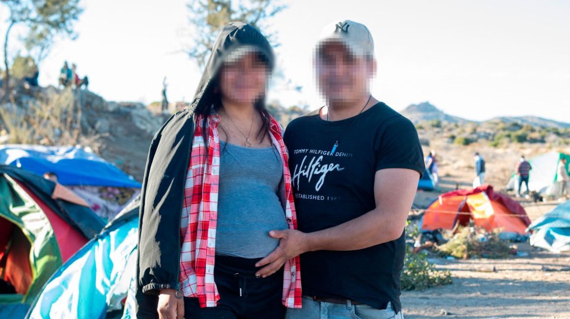 Carla, una ecuatoriana de ocho meses de embarazo, y su esposo, en el desierto de California.