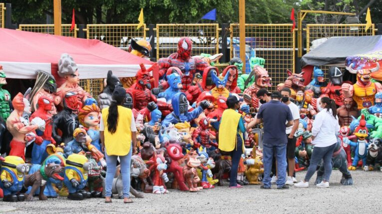 Imagen referencial de venta de monigotes en Guayaquil, en diciembre de 2021.
