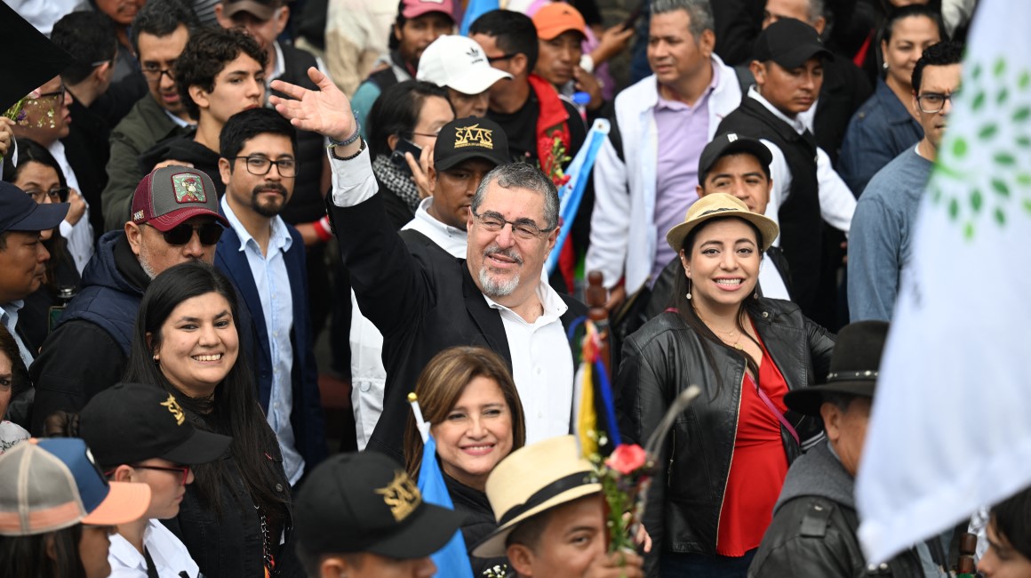El presidente electo de Guatemala, Bernardo Arévalo (C), saluda a partidarios mientras participa en una marcha para exigir la renuncia de la Fiscal General, acusada ​​de generar una crisis electoral, el 7 de diciembre de 2023.