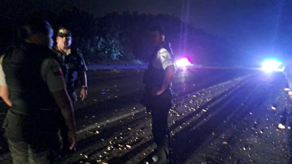 Policías despejan la carretera en un tramo del anillo vial de Quevedo, que asaltantes suelen obstaculizar con piedras, llantas o troncos. 