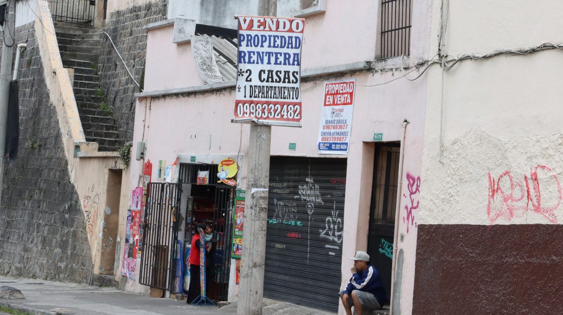 Un letrero de "Se vende" en una casa del Centro Histórico de Quito, el 7 de diciembre de 2023.
