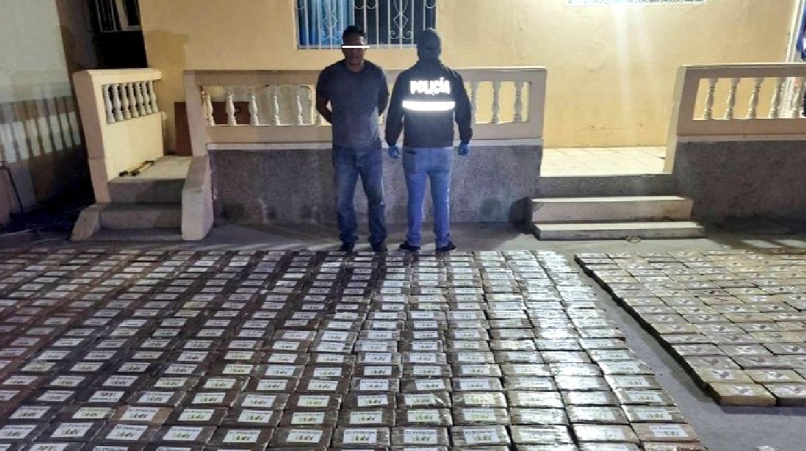 Casi una tonelada de droga se decomisó durante una acción policial en Santa Elena.
