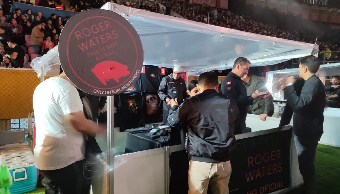 Puesto de venta de mercadería oficial de Roger Waters en Quito.